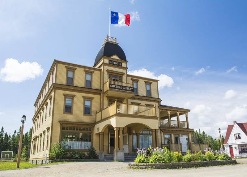 A building with a flag on top

AI-generated content may be incorrect.