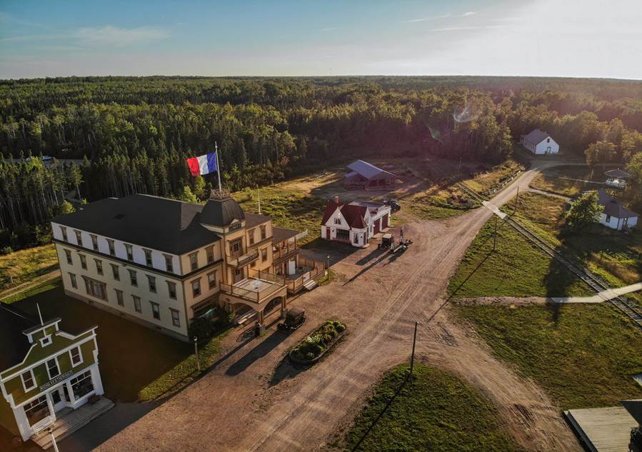 A building with a flag on top of it

AI-generated content may be incorrect.